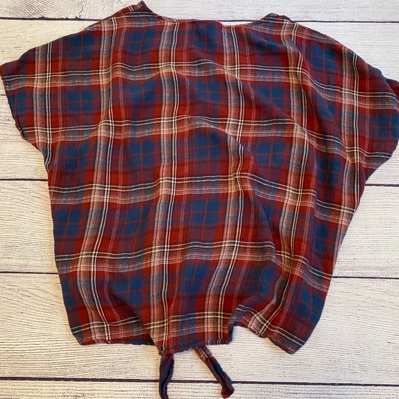 Red/blue plaid front tie crop top - Picture 2 of 4